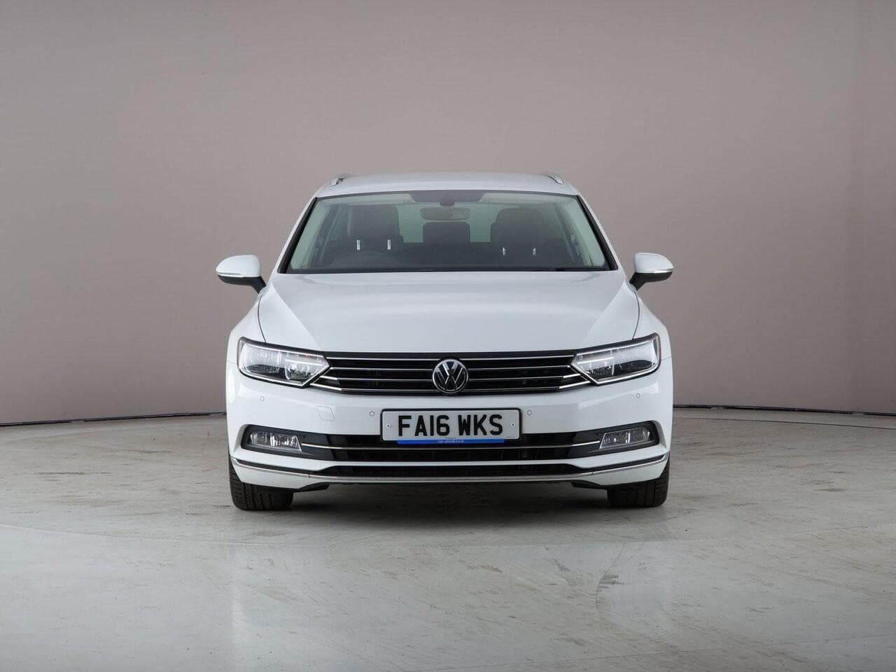 Volkswagen Passat thumbnail Front