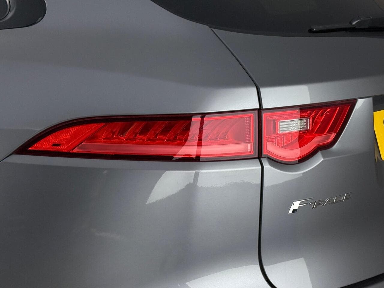 Jaguar F-PACE thumbnail Lights Rear