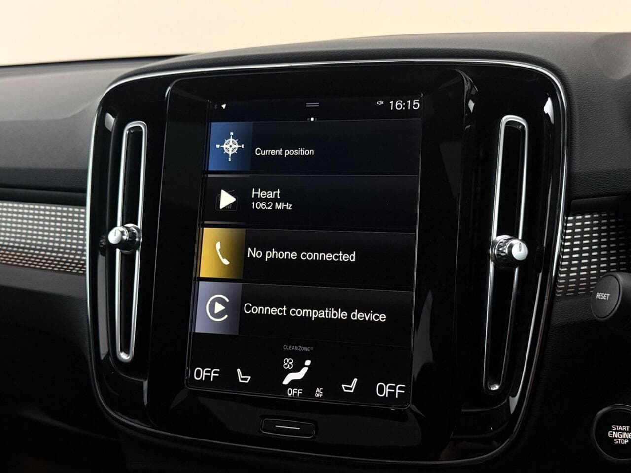 Volvo XC40 thumbnail Infotainment System