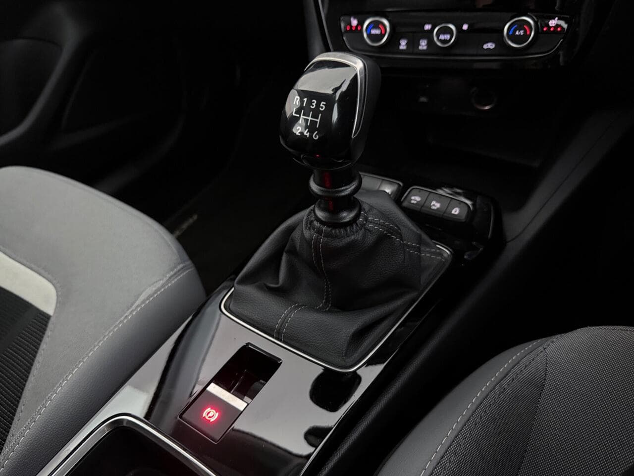 Vauxhall Mokka thumbnail Interior Front