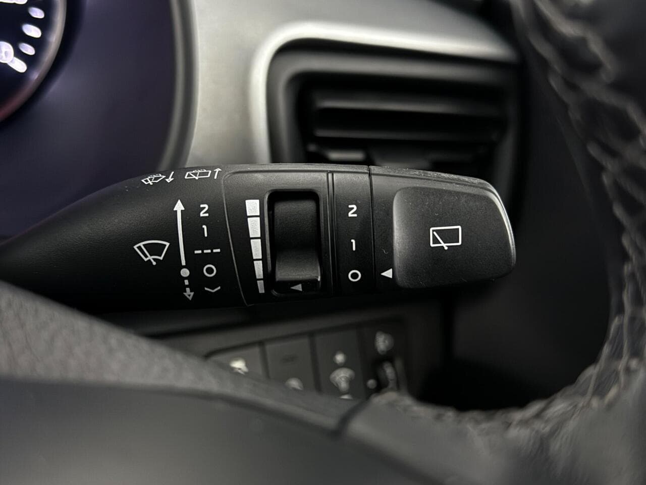 Kia Stonic thumbnail Misc Controls