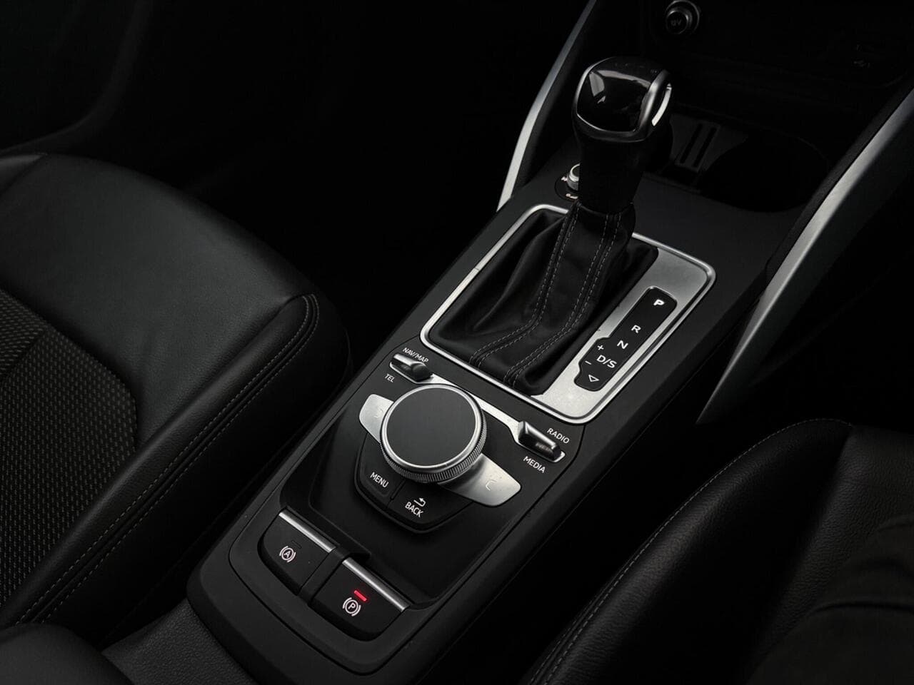 Audi Q2 thumbnail Interior Front