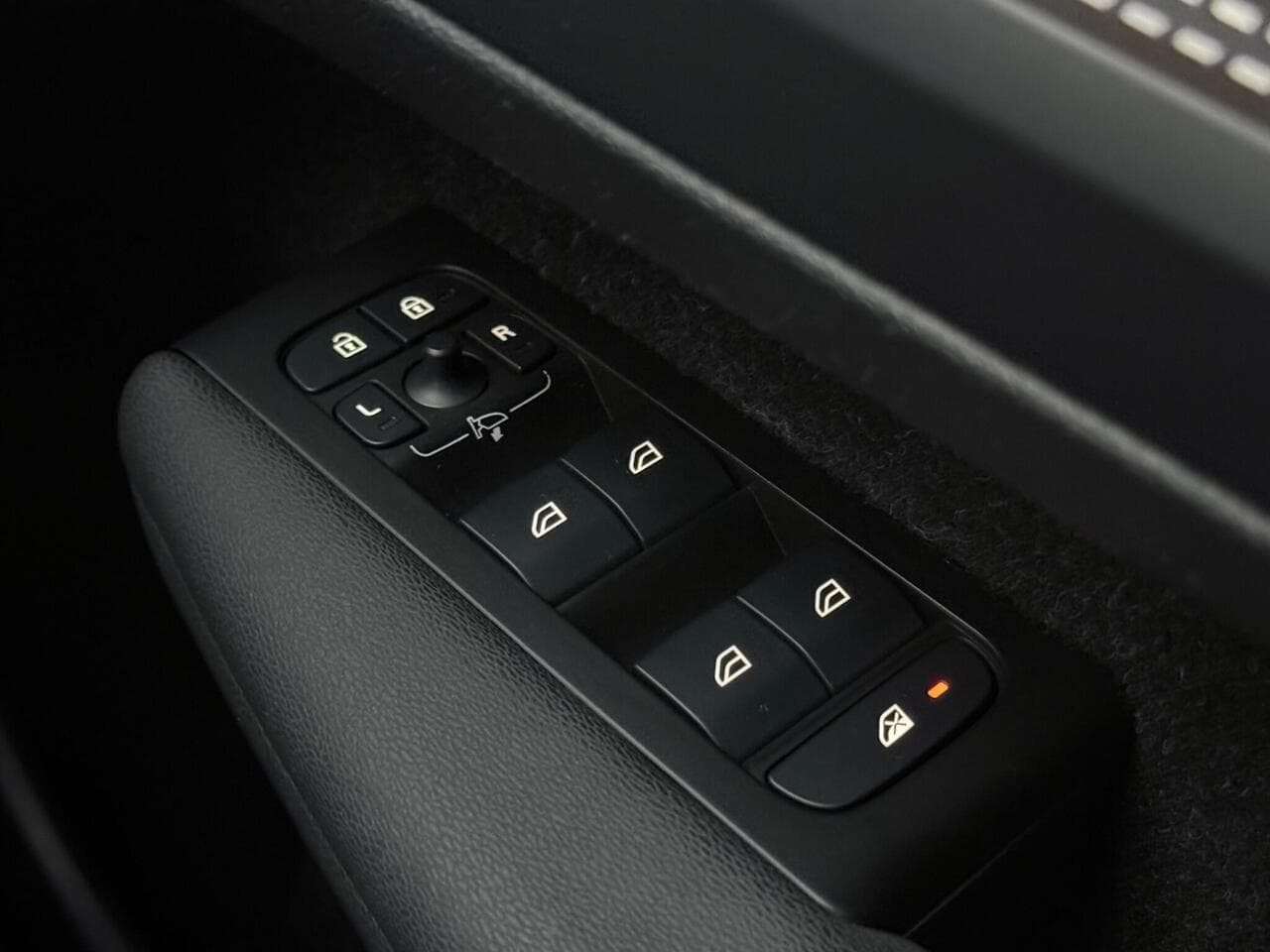 Volvo XC40 thumbnail Misc Controls