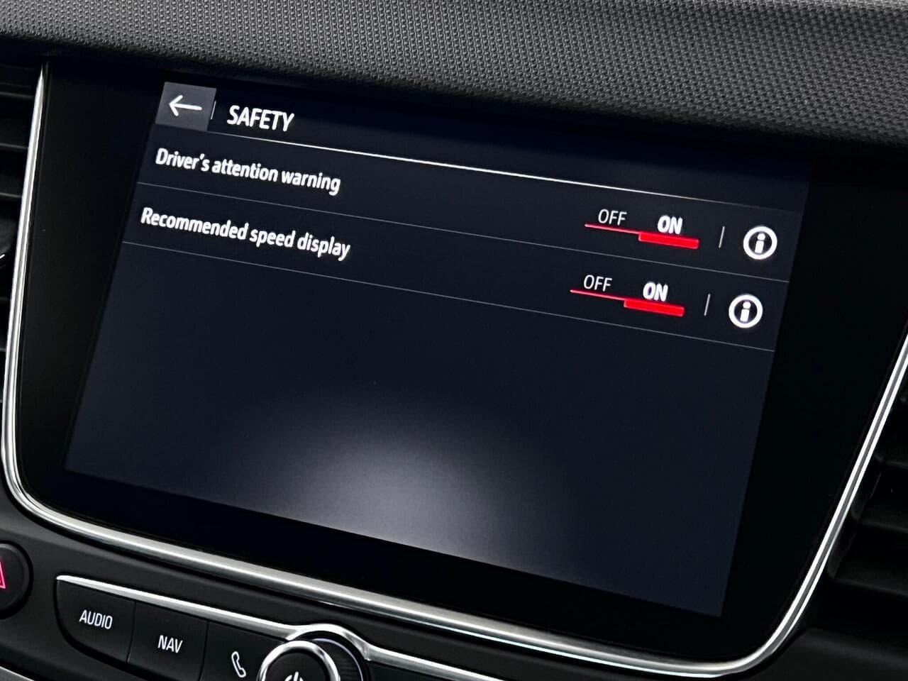 Vauxhall Crossland thumbnail Infotainment System