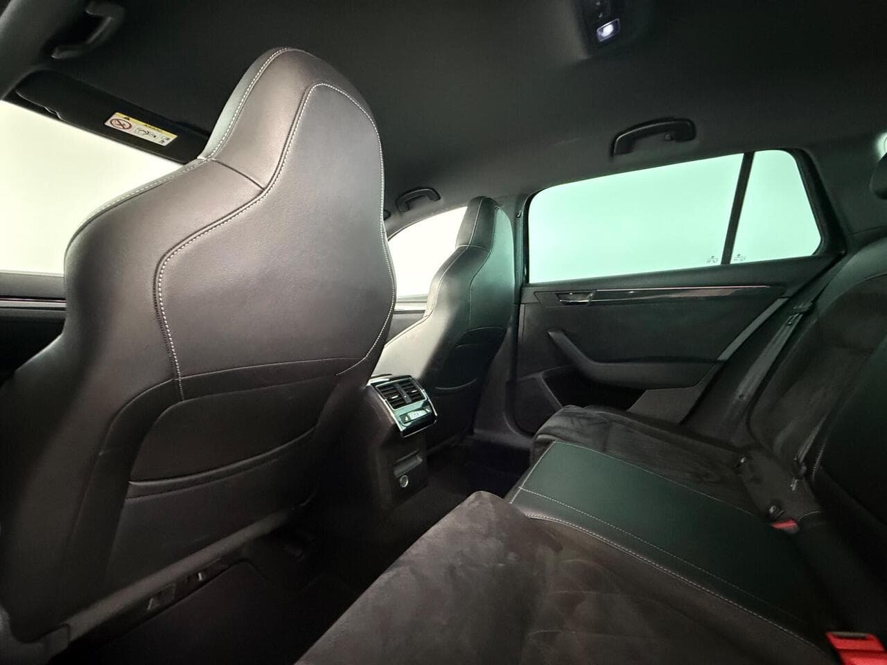 Skoda Superb thumbnail Seats Rear
