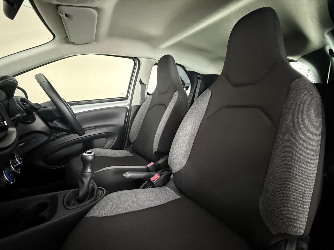 Toyota Aygo X thumbnail Seat Front Passenger