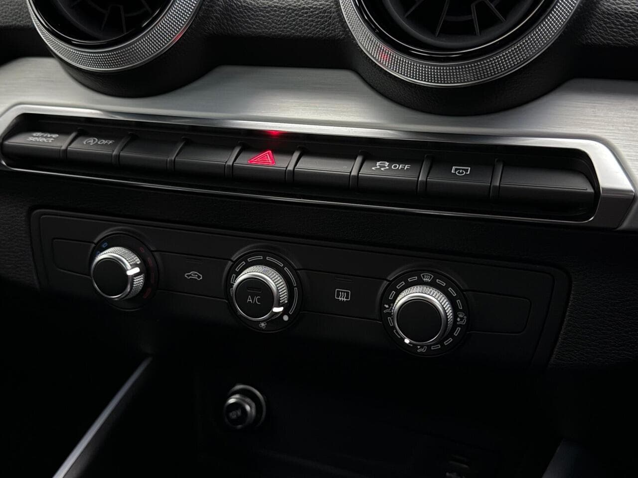Audi Q2 thumbnail Misc Controls