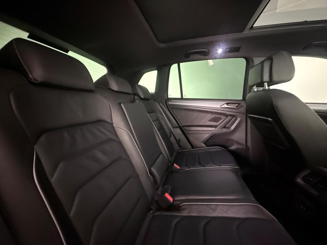 Volkswagen Tiguan thumbnail Seats Rear