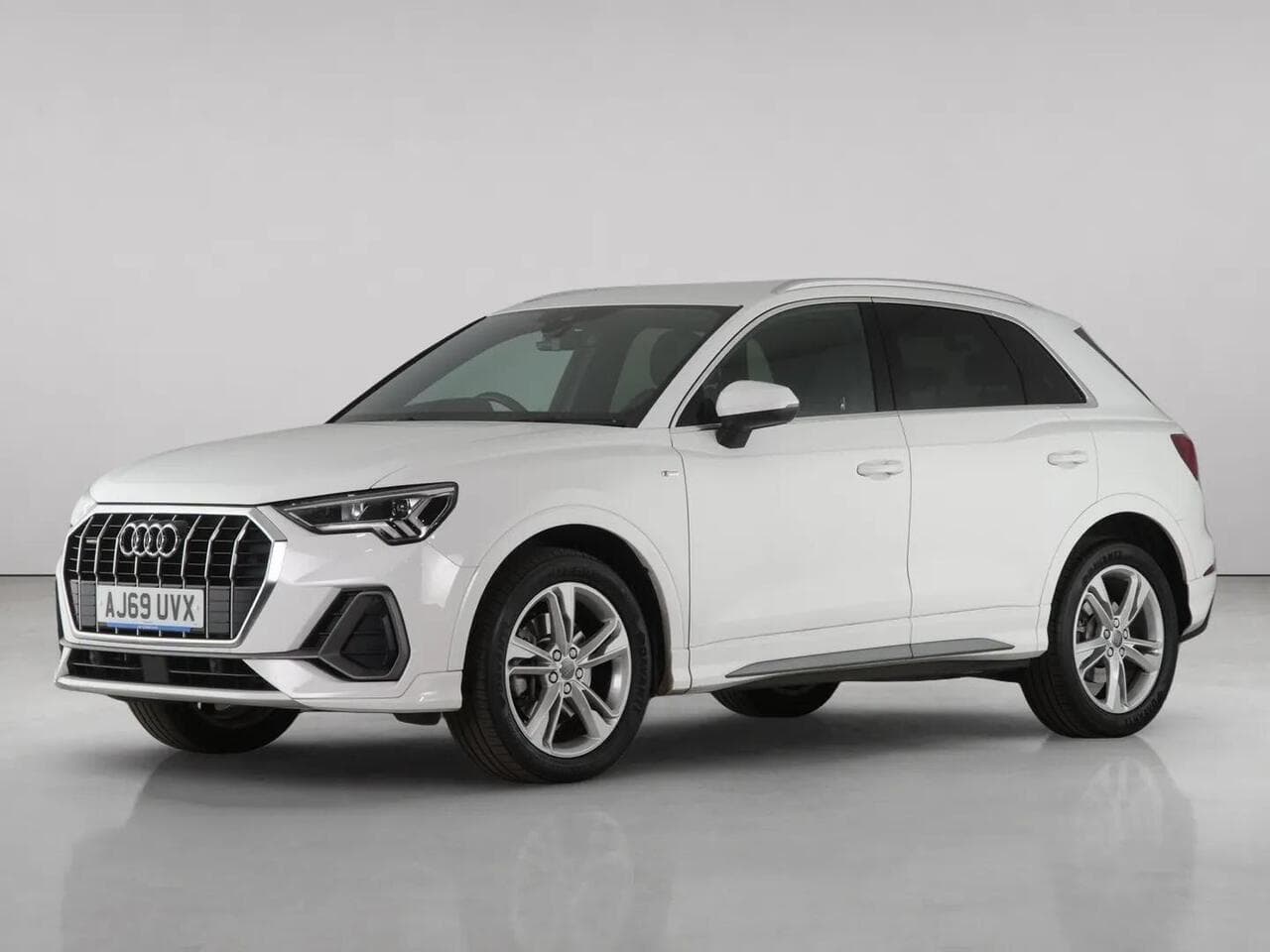 Audi Q3 thumbnail Front Left