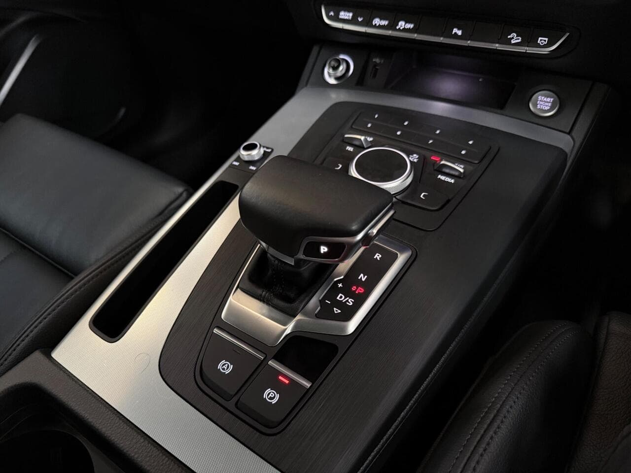 Audi Q5 thumbnail Interior Front