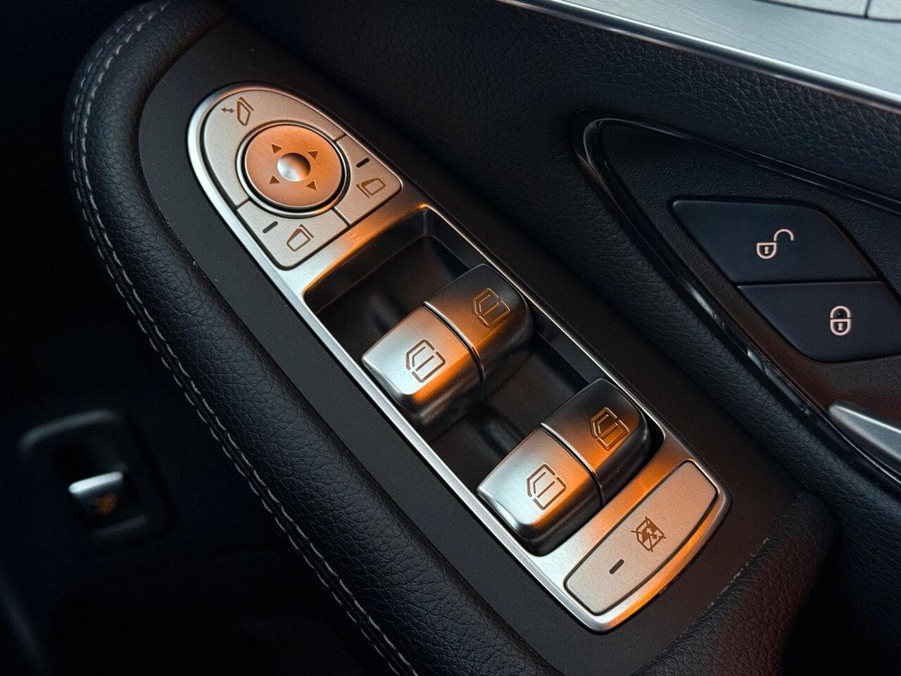 Mercedes-Benz GLC thumbnail Door Interior