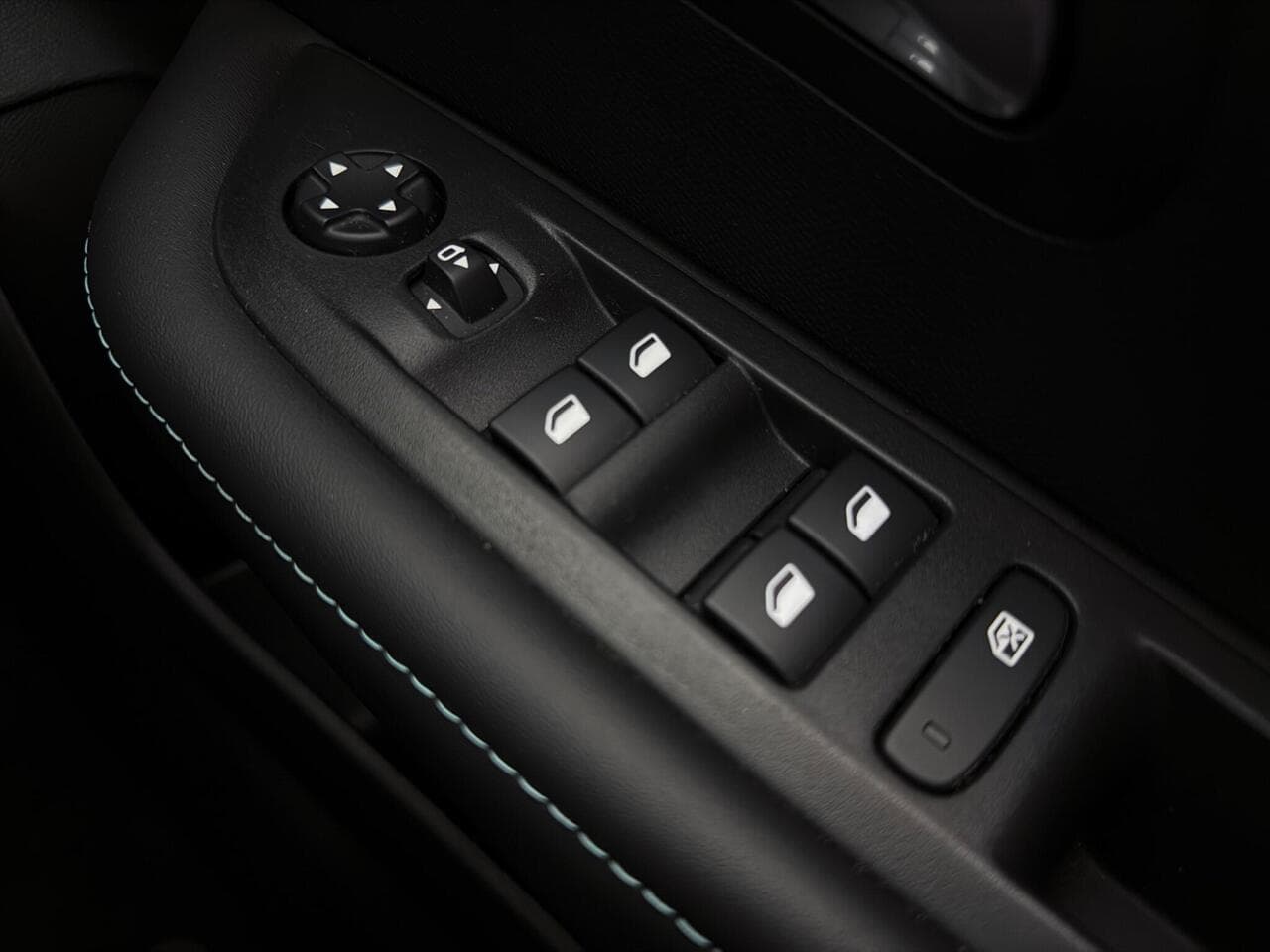 Peugeot 208 thumbnail Misc Controls