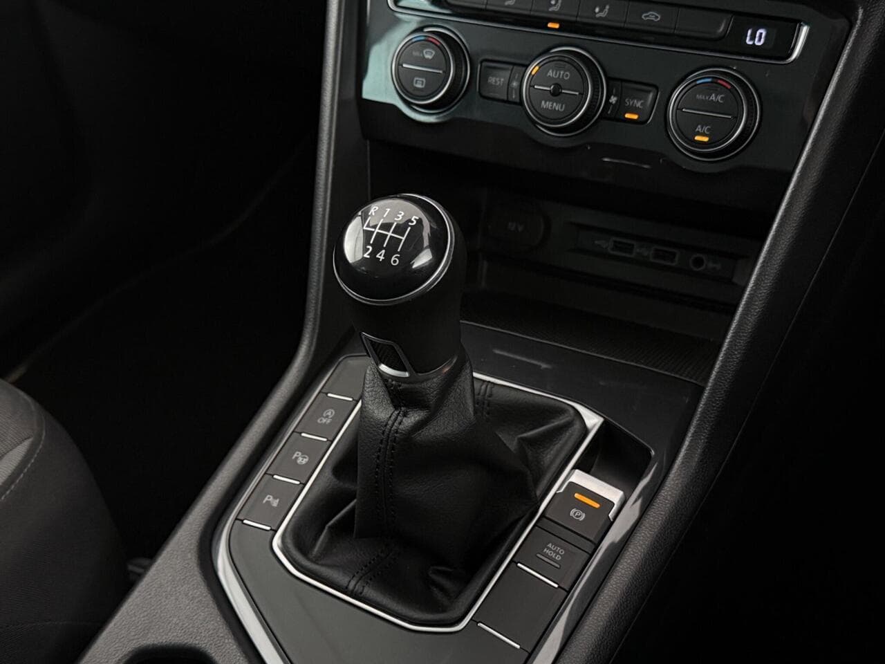 Volkswagen Tiguan thumbnail Interior Front