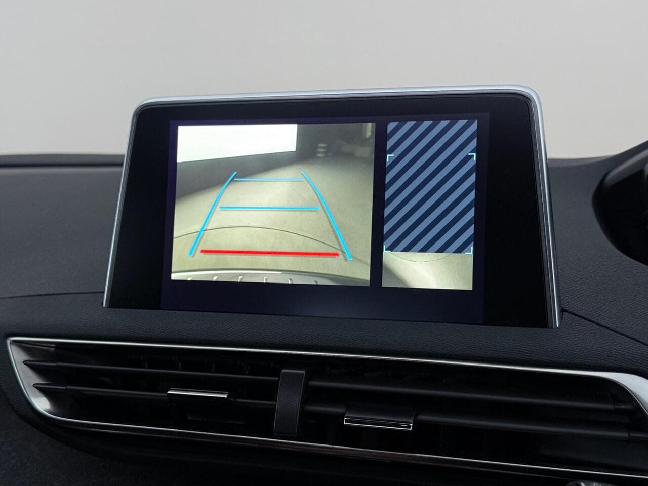 Peugeot 5008 thumbnail Infotainment System