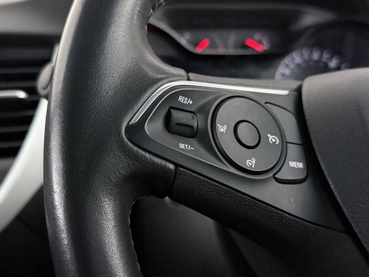 Vauxhall Crossland X thumbnail Misc Controls