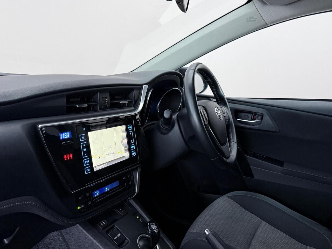 Toyota Auris thumbnail Interior Front