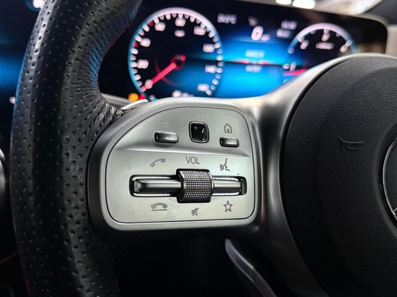 Mercedes-Benz GLB thumbnail Misc Controls