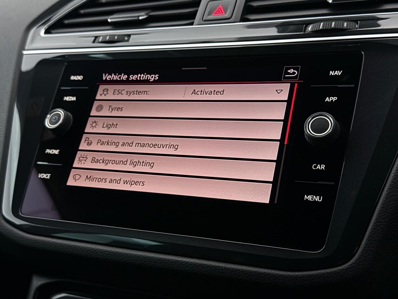 Volkswagen Tiguan thumbnail Infotainment System