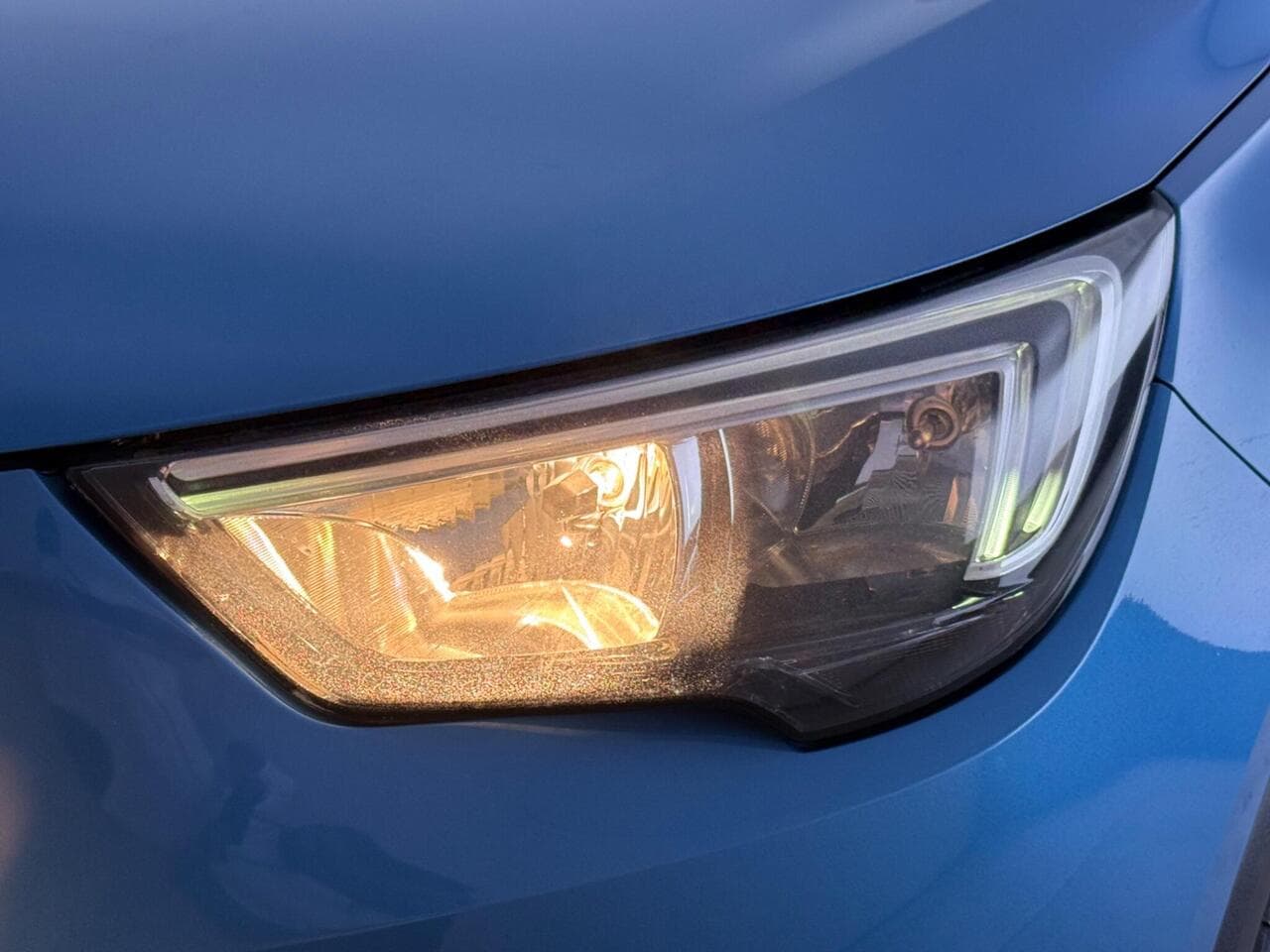 Vauxhall Crossland X thumbnail Lights Front