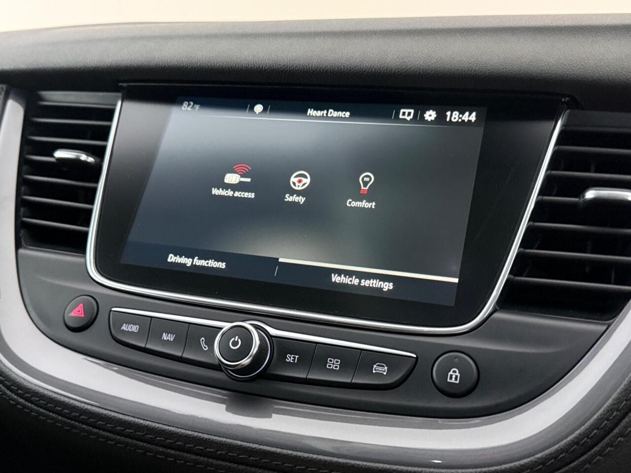 Vauxhall Grandland X thumbnail Infotainment System