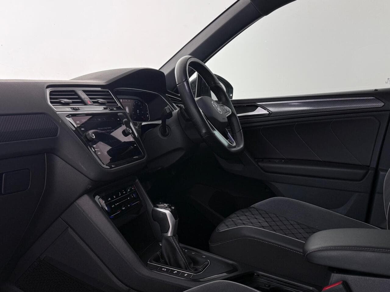 Volkswagen Tiguan thumbnail Interior Front