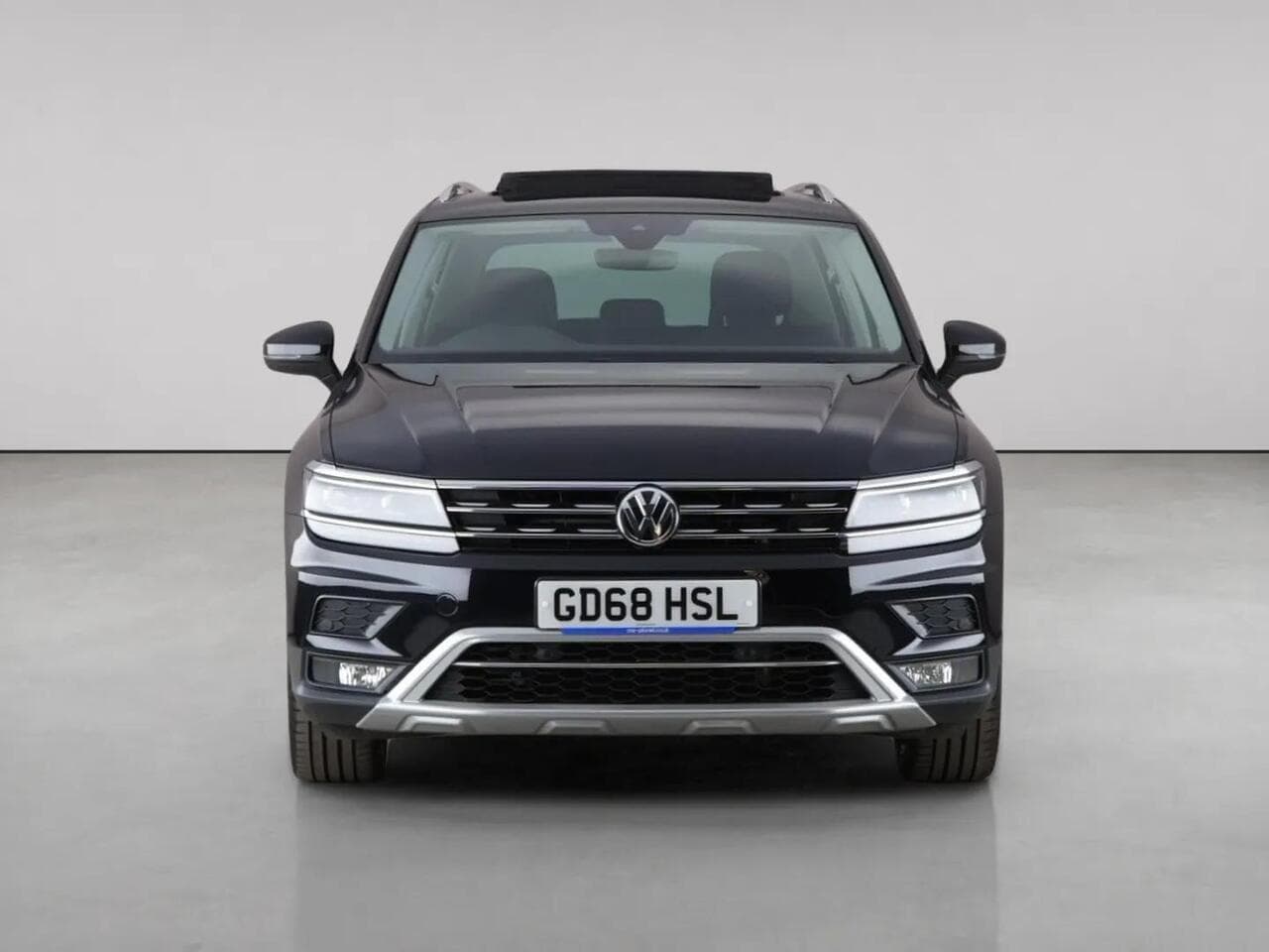 Volkswagen Tiguan thumbnail Front