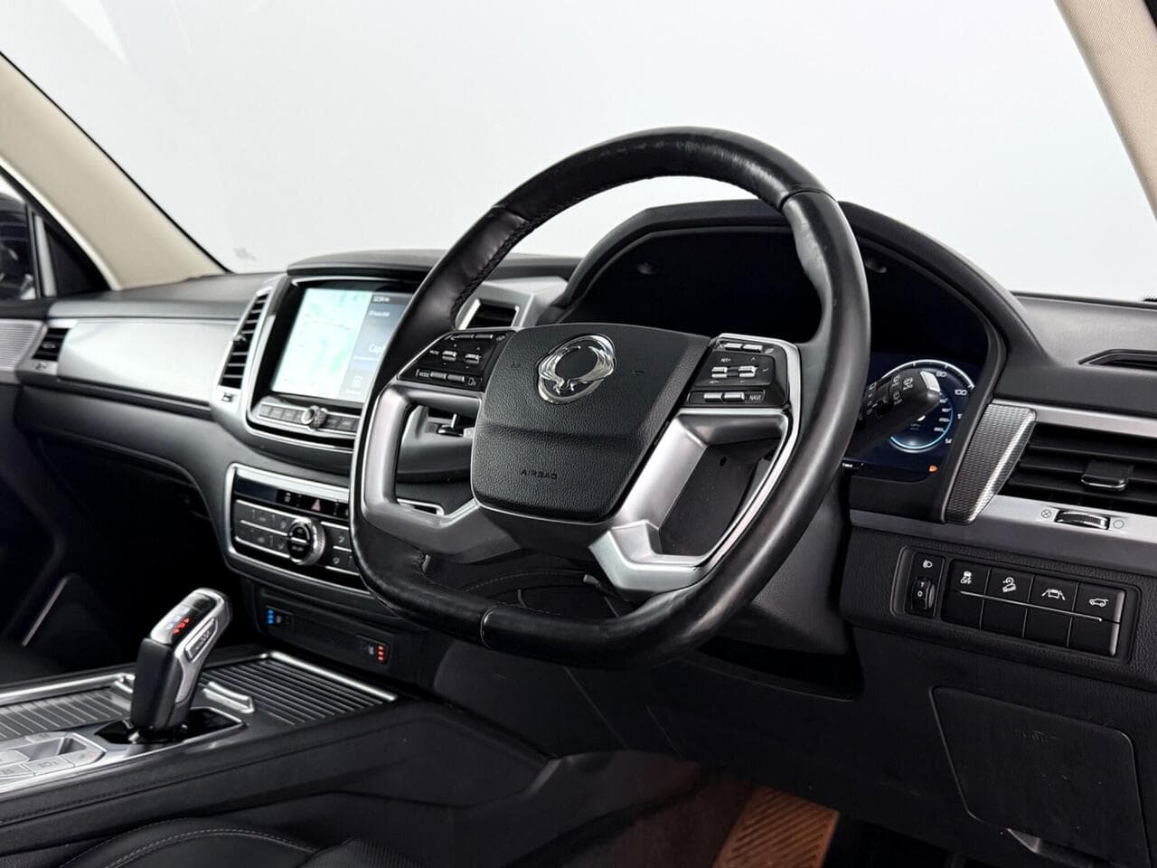 SsangYong Rexton thumbnail Interior Front