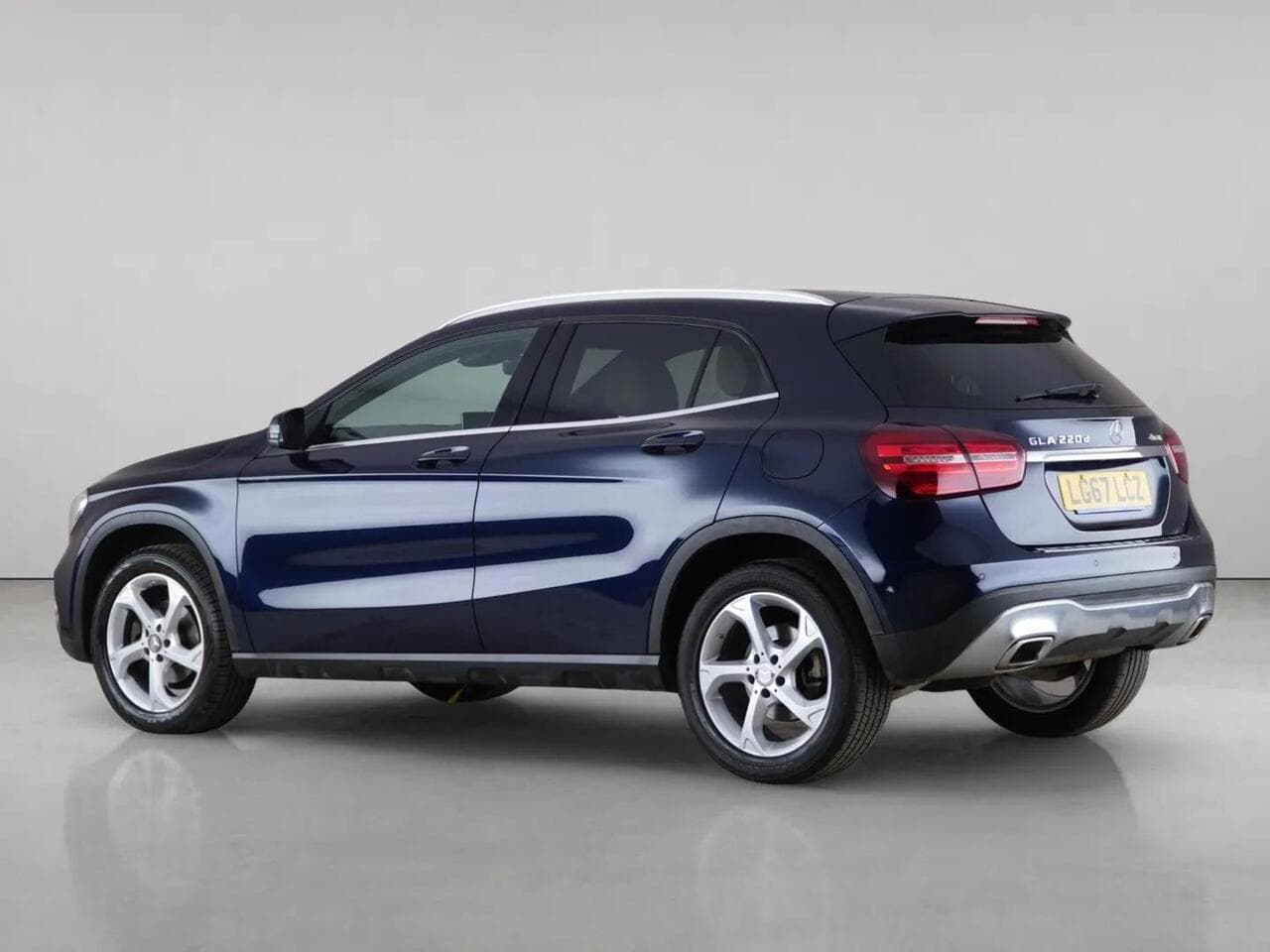 Mercedes-Benz GLA thumbnail Side Left
