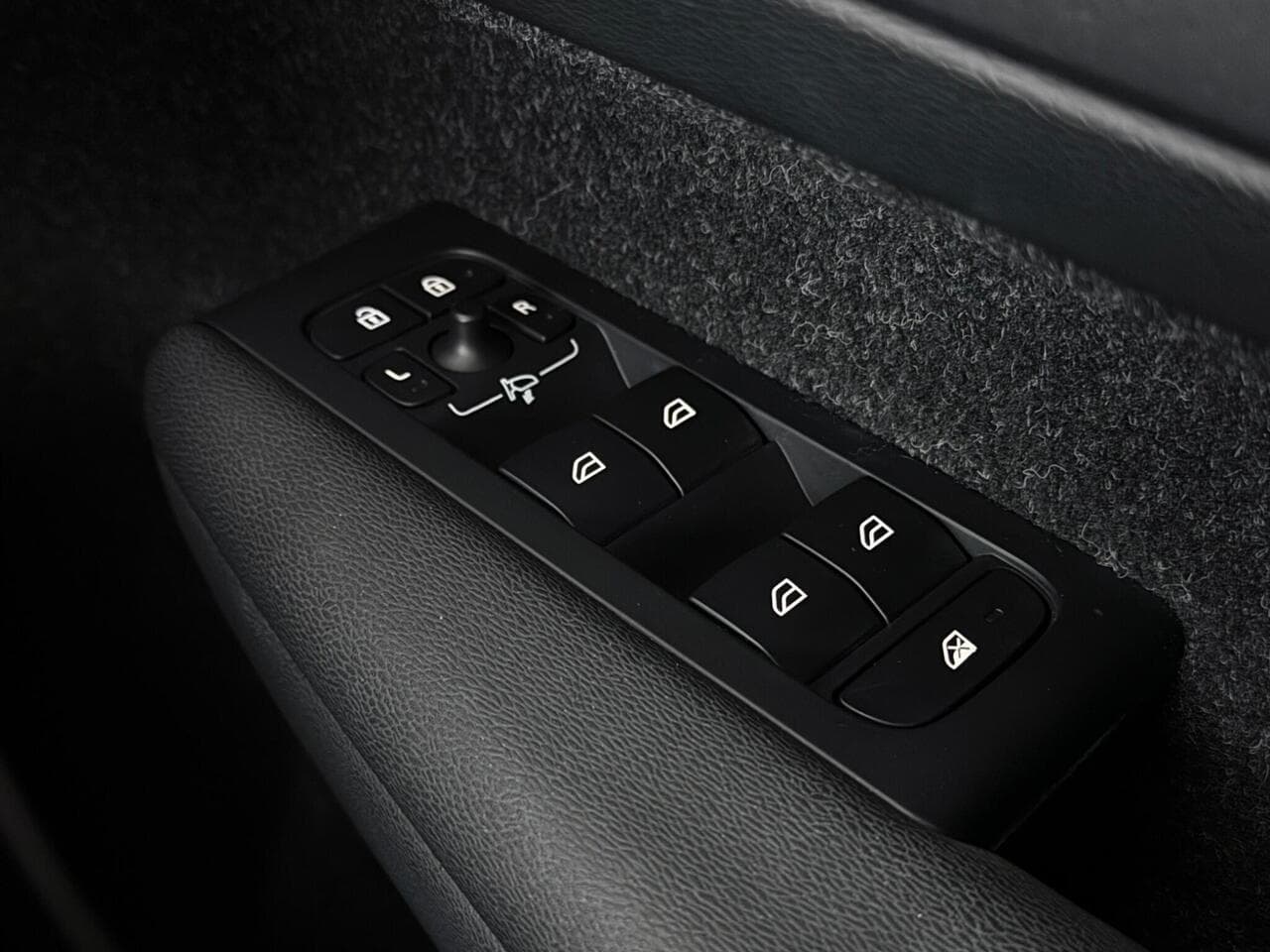 Volvo XC40 thumbnail Misc Controls