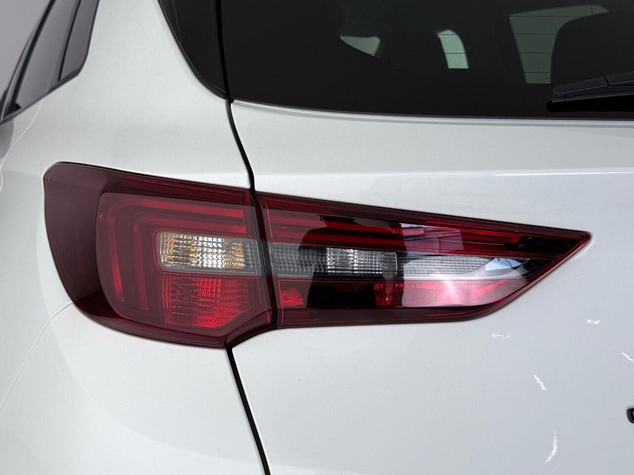 Vauxhall Grandland thumbnail Lights Rear