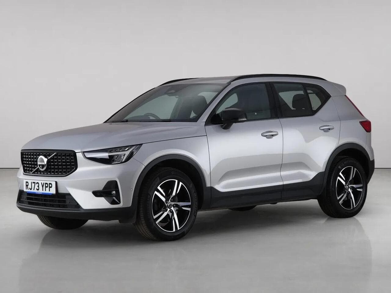 Volvo XC40 thumbnail Front Left