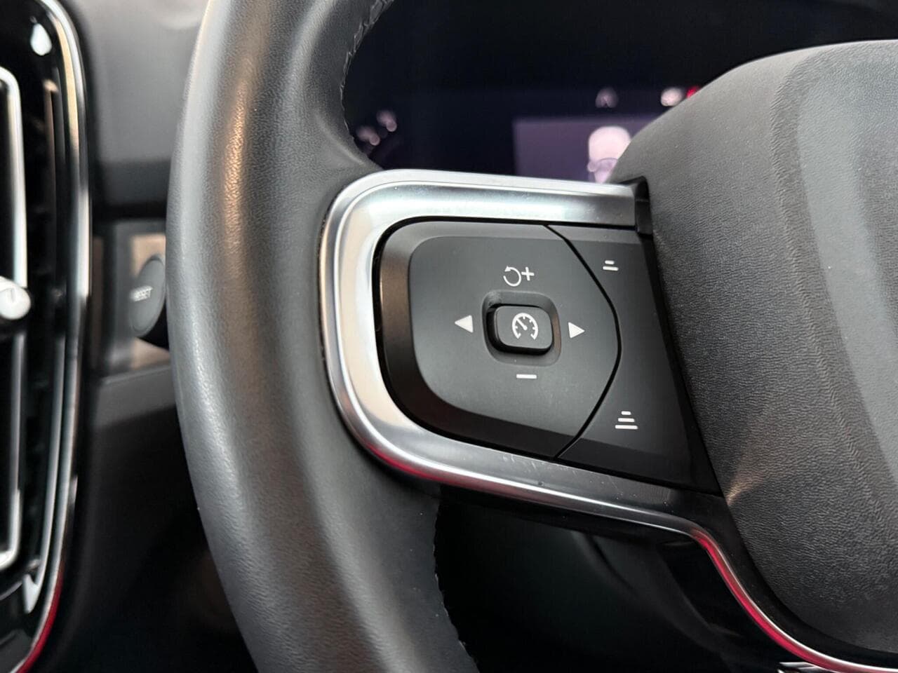Volvo XC40 thumbnail Misc Controls