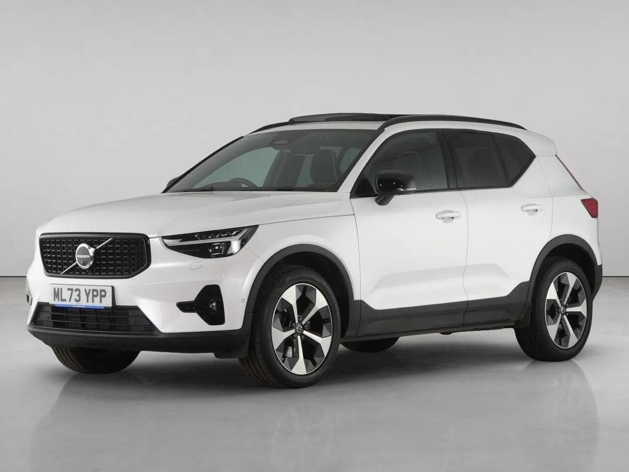 Volvo XC40 thumbnail Front Left