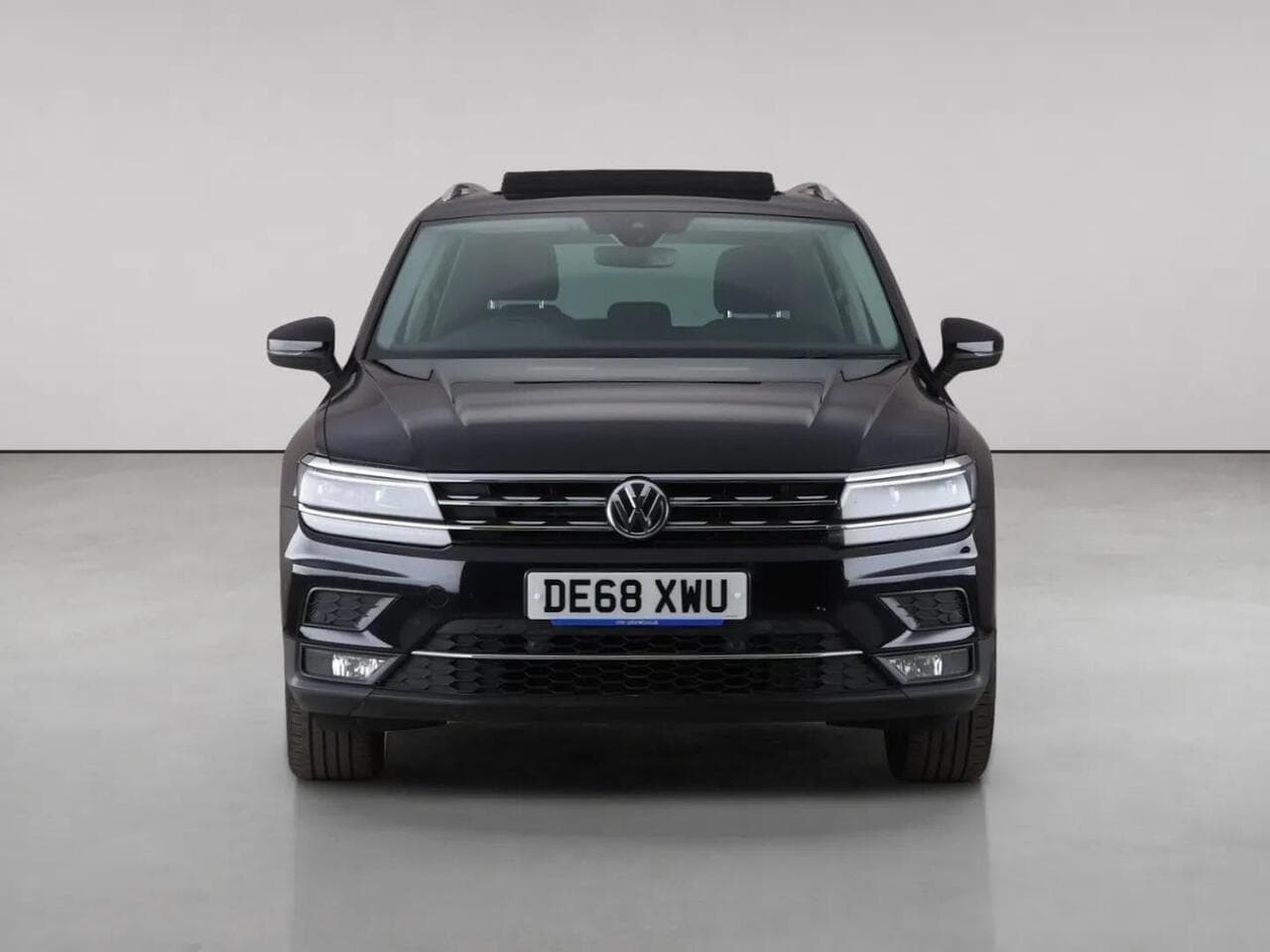Volkswagen Tiguan thumbnail Front