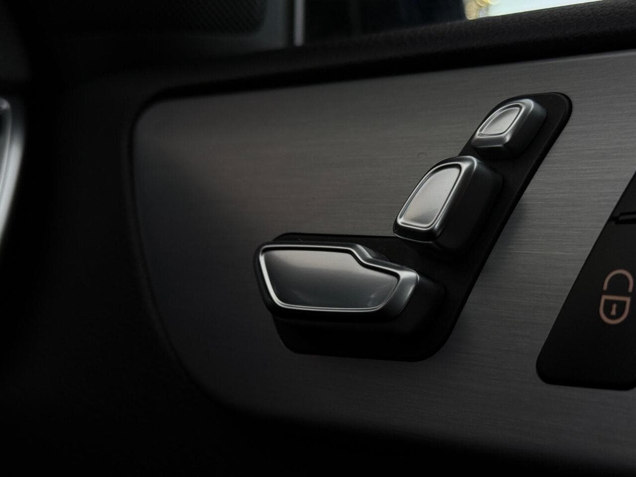 Mercedes-Benz GLE thumbnail Misc Controls