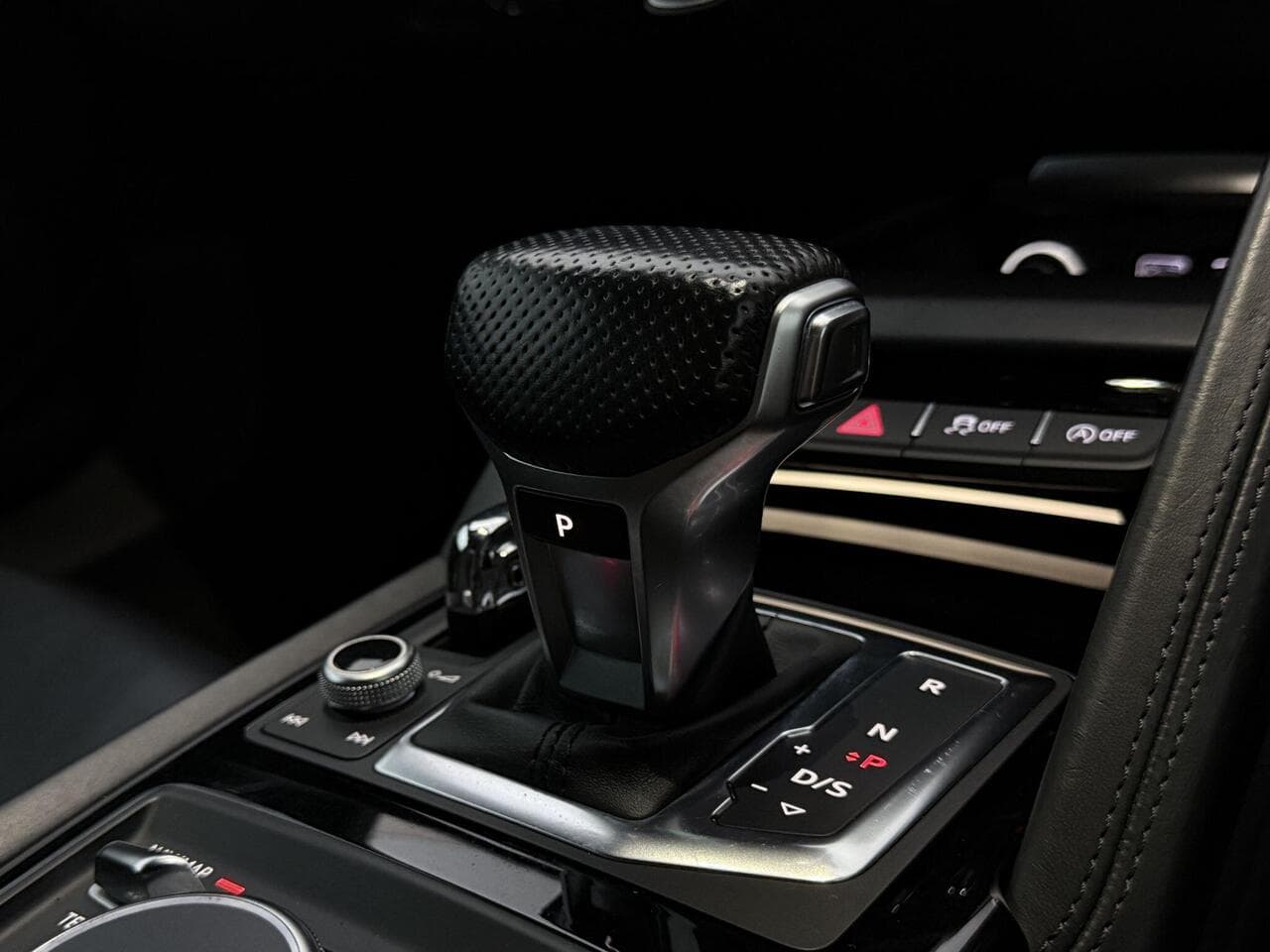 Audi R8 thumbnail Interior Front