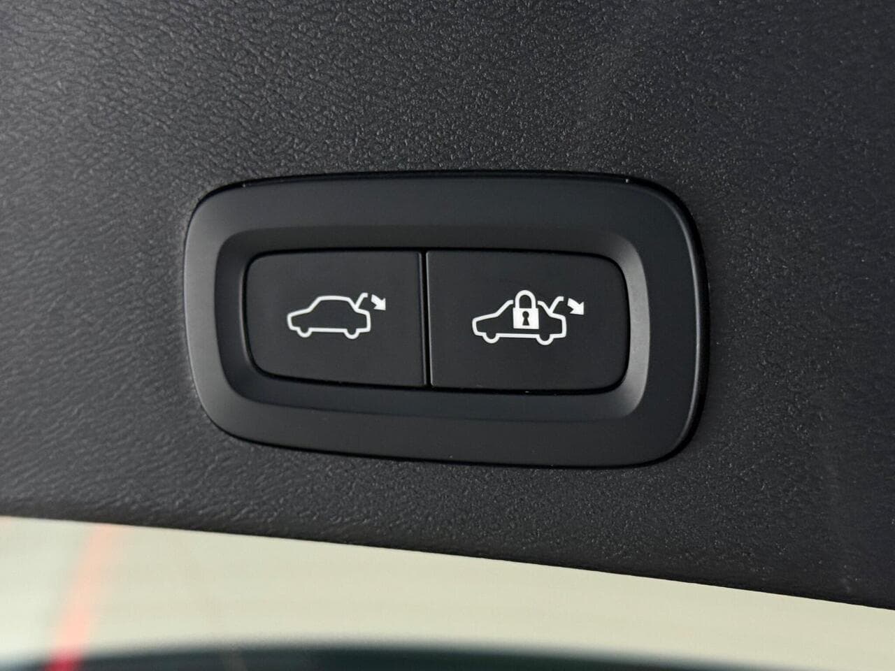 Volvo XC40 thumbnail Misc Controls