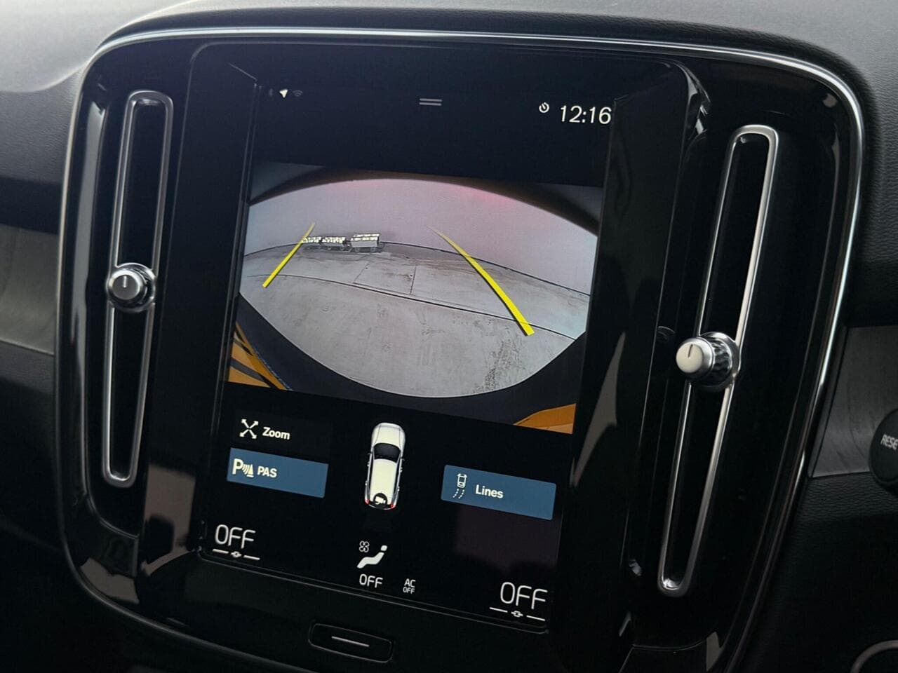 Volvo XC40 thumbnail Infotainment System