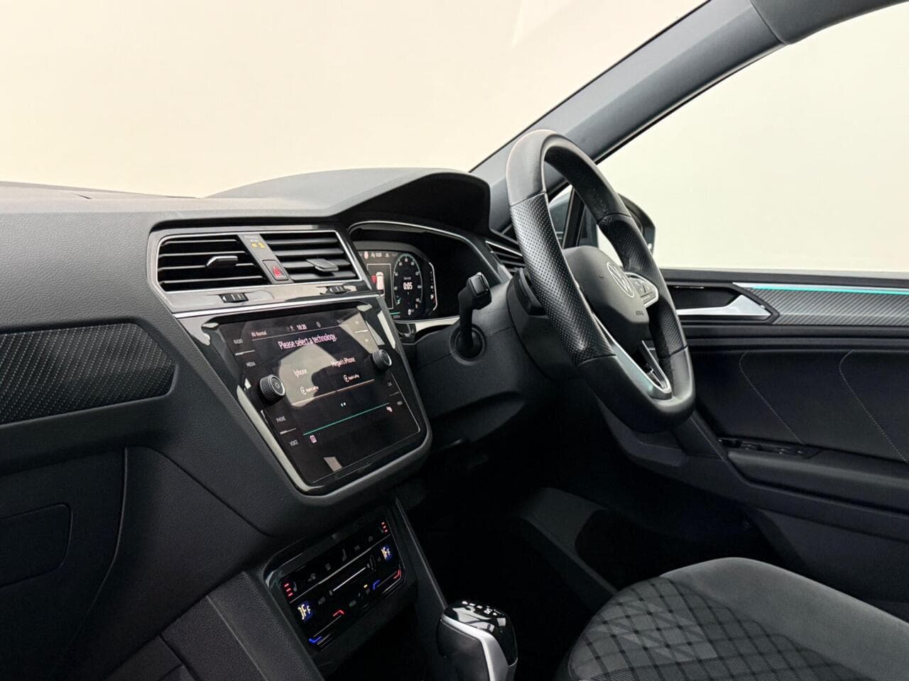 Volkswagen Tiguan thumbnail Interior Front