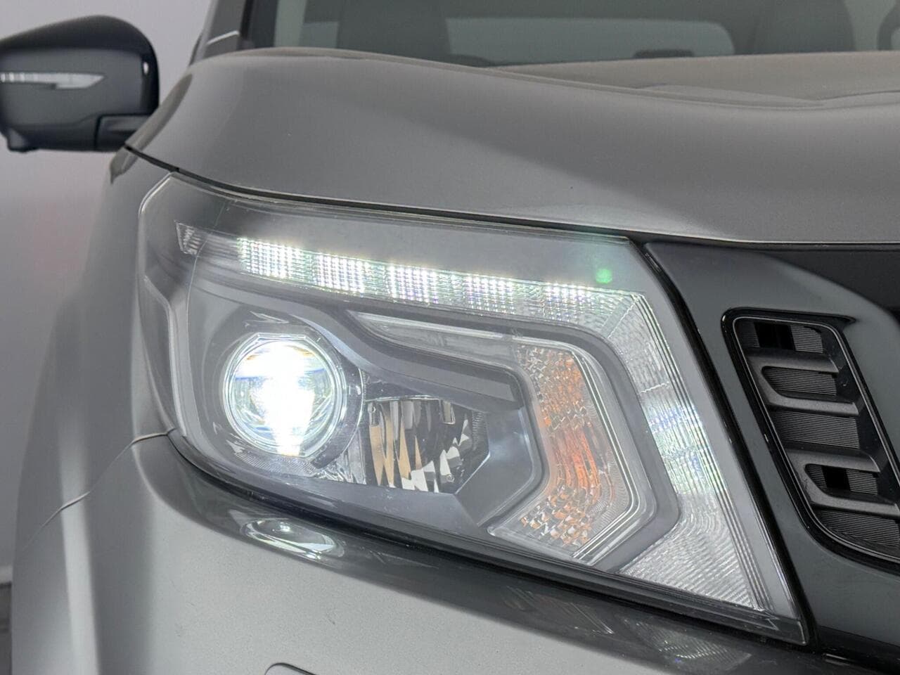 Nissan Navara thumbnail Lights Front