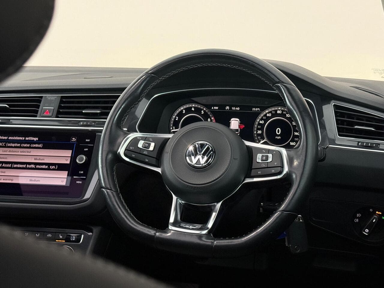 Volkswagen Tiguan thumbnail Steering Wheel
