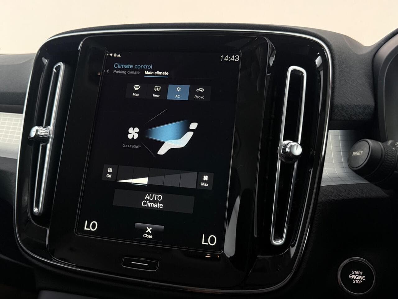Volvo XC40 thumbnail Infotainment System