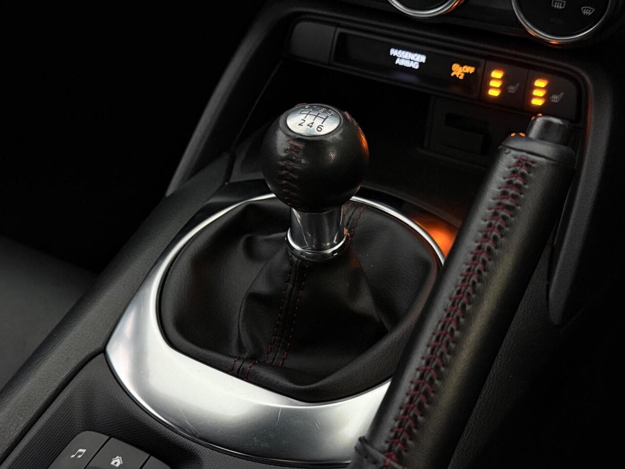 Mazda MX-5 thumbnail Interior Front