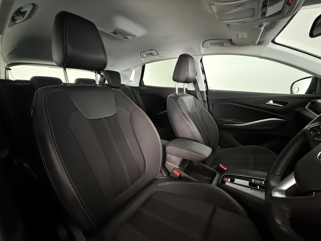 Vauxhall Grandland thumbnail Seat Driver