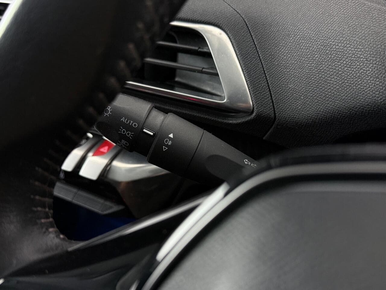 Peugeot 5008 thumbnail Misc Controls