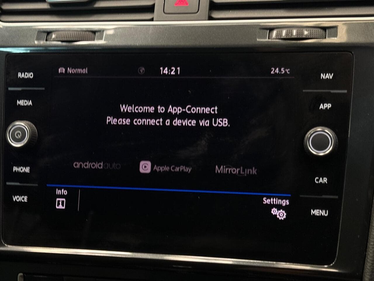 Volkswagen Golf thumbnail Infotainment System