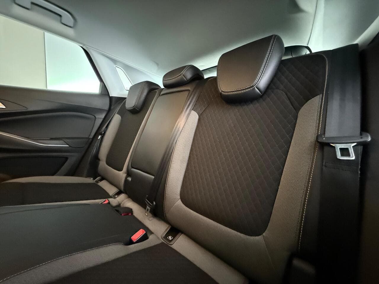 Vauxhall Grandland X thumbnail Seats Rear