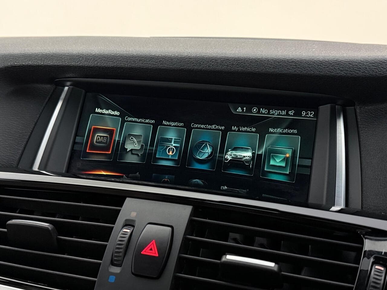 BMW X4 thumbnail Infotainment System