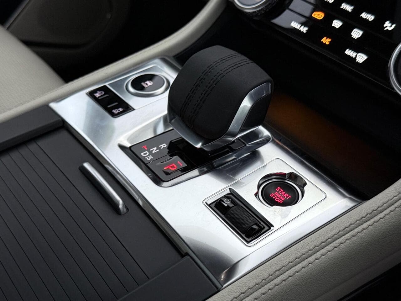 Jaguar F-PACE thumbnail Interior Front