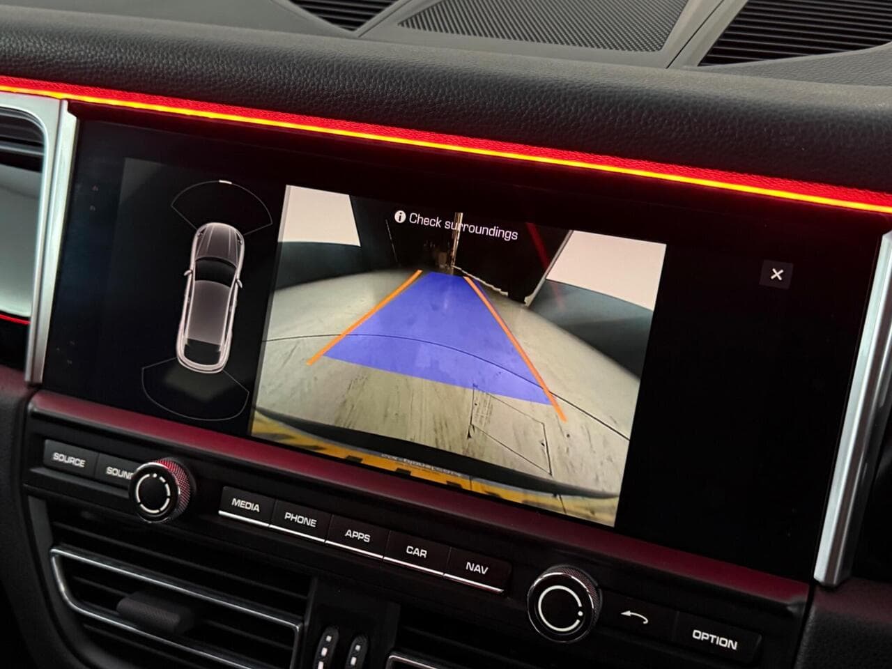 Porsche Macan thumbnail Infotainment System
